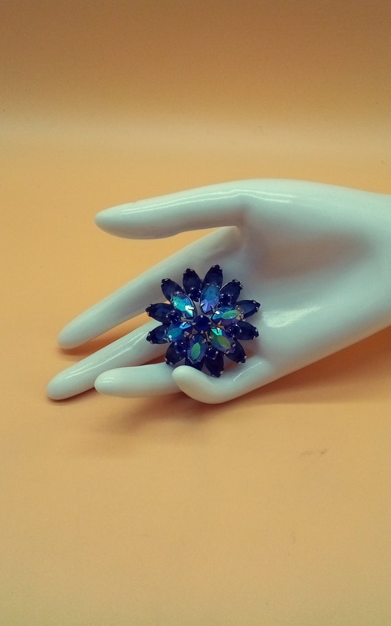 Vintage Juliana style blue rhinestone brooch