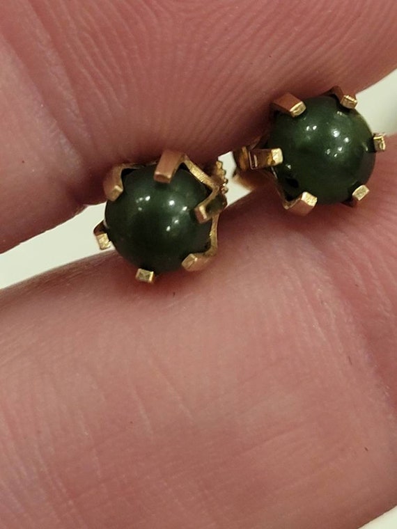 Vintage 14k yellow gold green stone post earrings - image 6