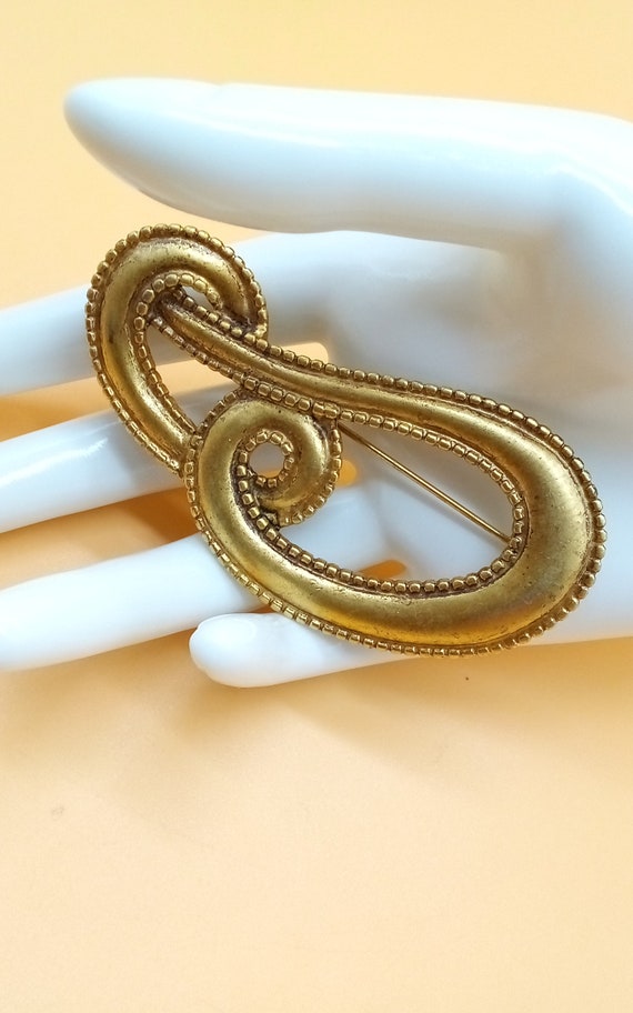 Vintage large gold tone swirl paisley brooch