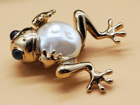 Vintage Carolee frog brooch, faux pearl with blue… - image 5