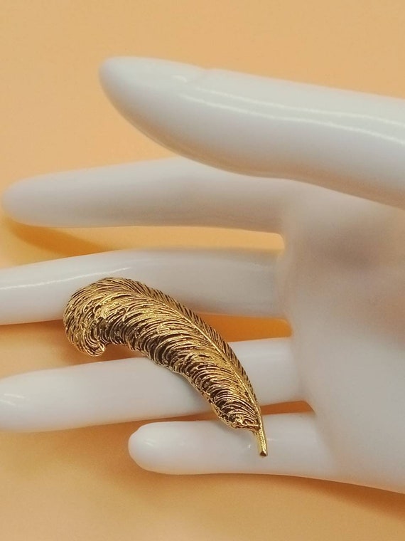 Vintage Anne Klein gold tone Ostrich feather broo… - image 1