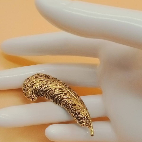 Vintage Anne Klein gold tone Ostrich feather brooch