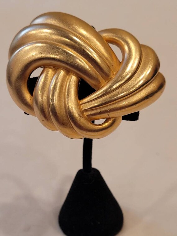 Vintage Erwin Pearl matte gold tone swirl pretzel brooch