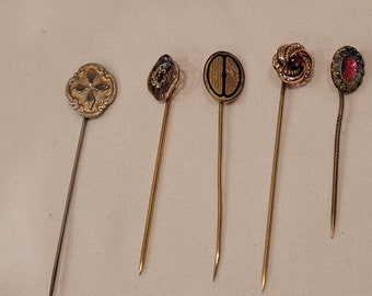 Lote de 5 broches de solapa antiguos, chapados en oro y adornados con joyas.