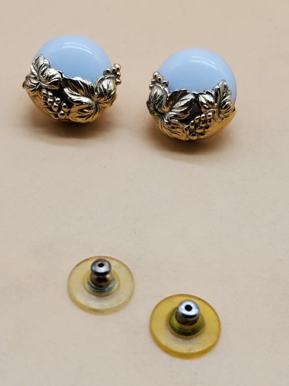 Vintage white glass gold grape cluster earrings - image 8