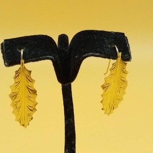 Delicados pendientes vintage con forma de hoja colgante en oro amarillo de 14 quilates.