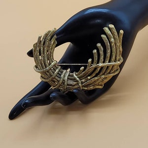 Vintage Clara Studios large bronze tone metal twigs twine bundle brooch
