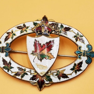 Broche vintage de esmalte con forma de hoja de arce canadiense y flor de lis.