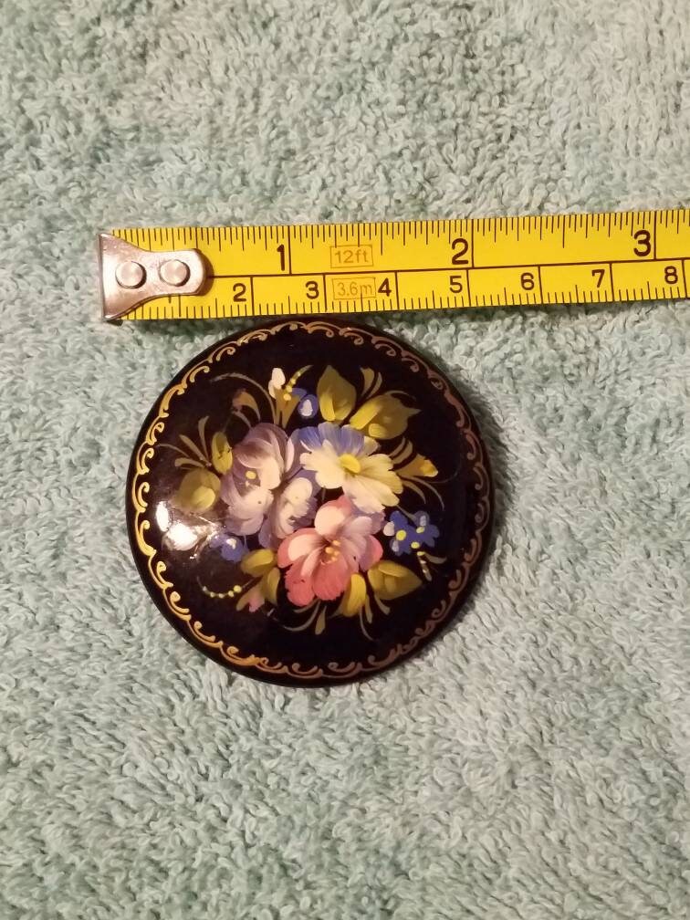 Grande Broche Russe En Bois Laqué Peint Main – Multicolore – Superbe Qualité – Hauteur 5,1cm – État Excellent