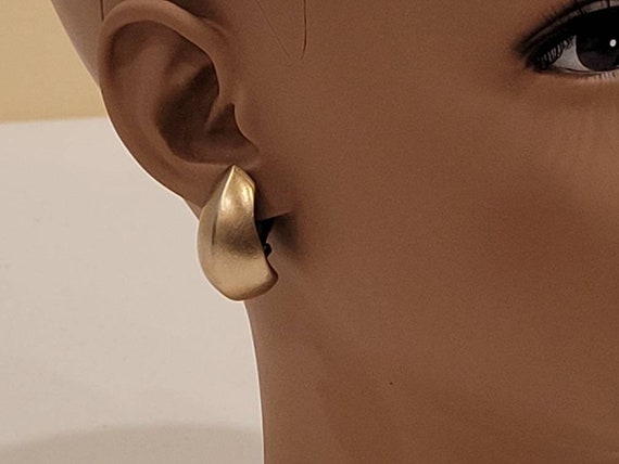Vintage Vendome matte gold tone domed clip on ear… - image 9