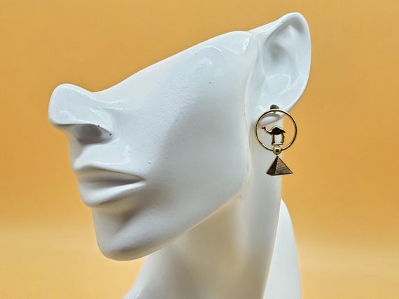 vintage gold tone flipable Camel Pyramid earrings - image 2