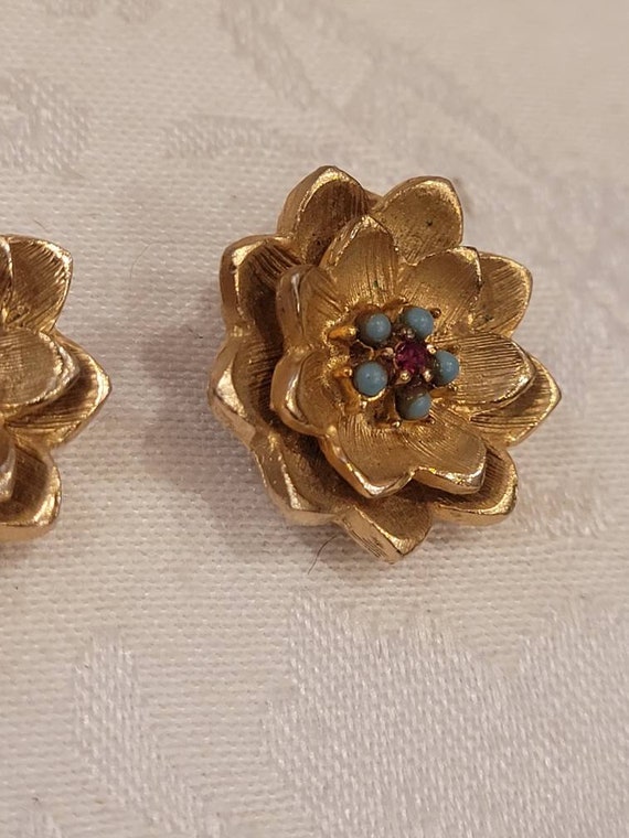 Vintage Polcini gold tone flower earrings with fa… - image 6