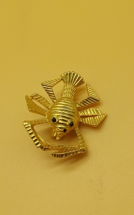 Vintage gold tone lobster pin brooch