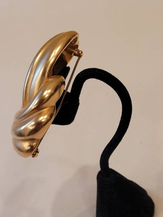 Vintage Erwin Pearl matte gold tone swirl pretzel brooch View 5