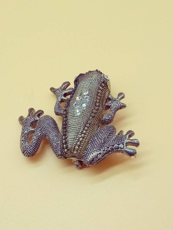 Vintage metallic tone rhinestone tree frog brooch - image 8