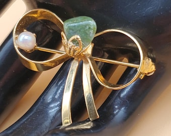 vintage gold-plated bow brooch with pearl and green stone accents