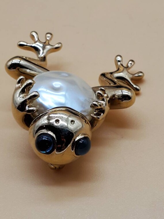 Vintage Carolee frog brooch, faux pearl with blue… - image 6