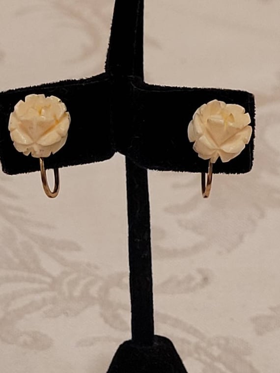 Vintage off white carved rose 14k yellow gold scre