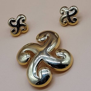 Vintage Trifari TM shiny gold tone curled end X brooch with matching earrings