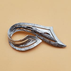 vintage silver tone fancy ribbon brooch