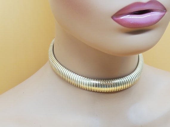 Vintage Sarah Coventry gold tone Omega choker nec… - image 4