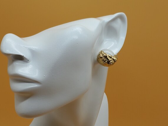 Vintage white glass gold grape cluster earrings - image 5
