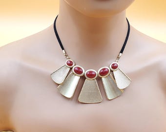 Collar vintage LC Liz Claiborne con panel de borlas etruscas y cabujones en tono cornalina.