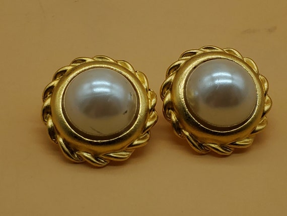 Vintage AK Anne Klein gold tone faux pearl pierce… - image 5