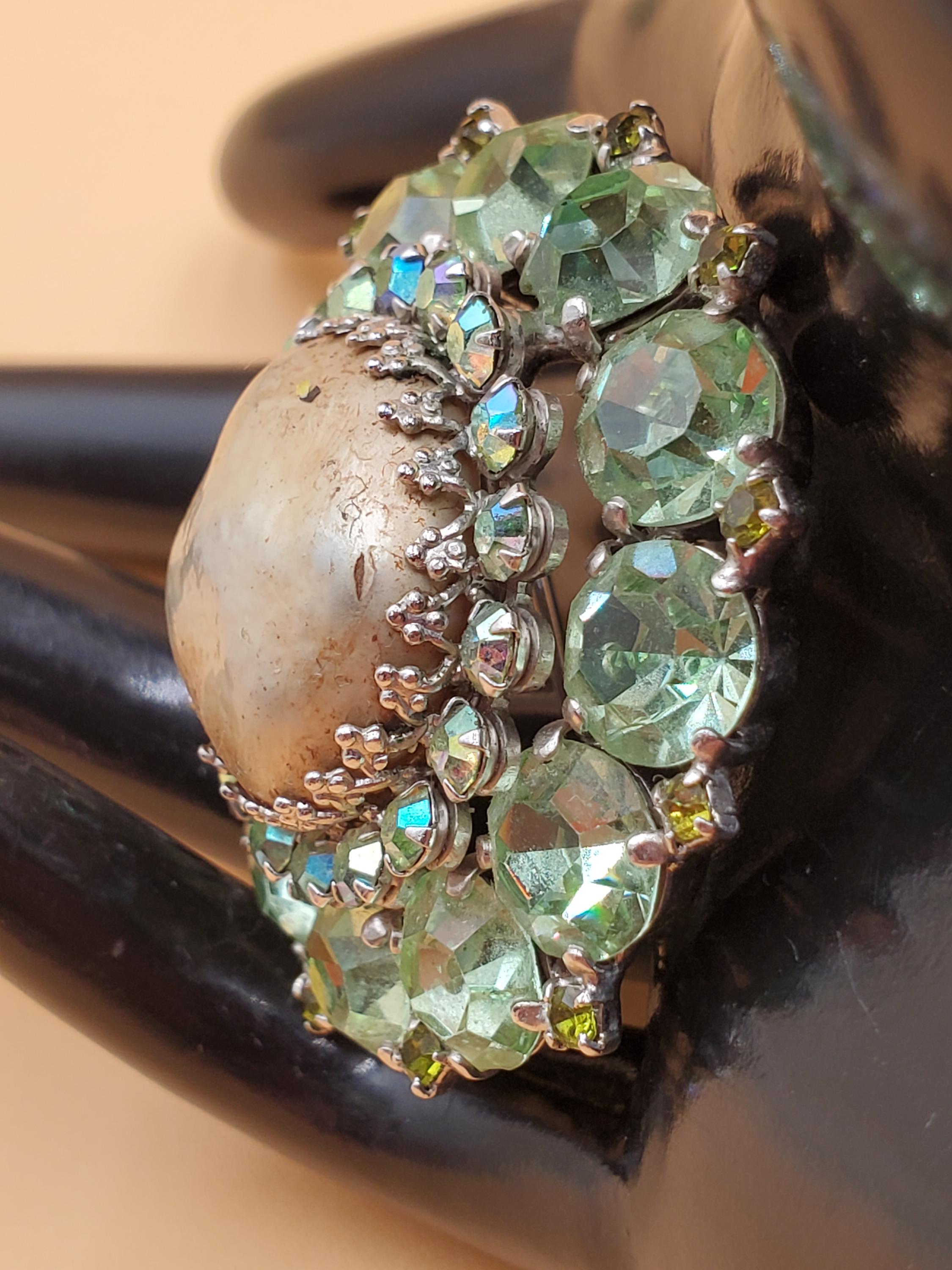 Vintage Weiss Green Rhinestone Brooch With Faux Baroque