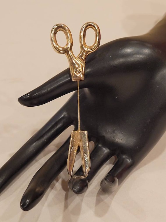 Vintage gold tone Scissors brooch