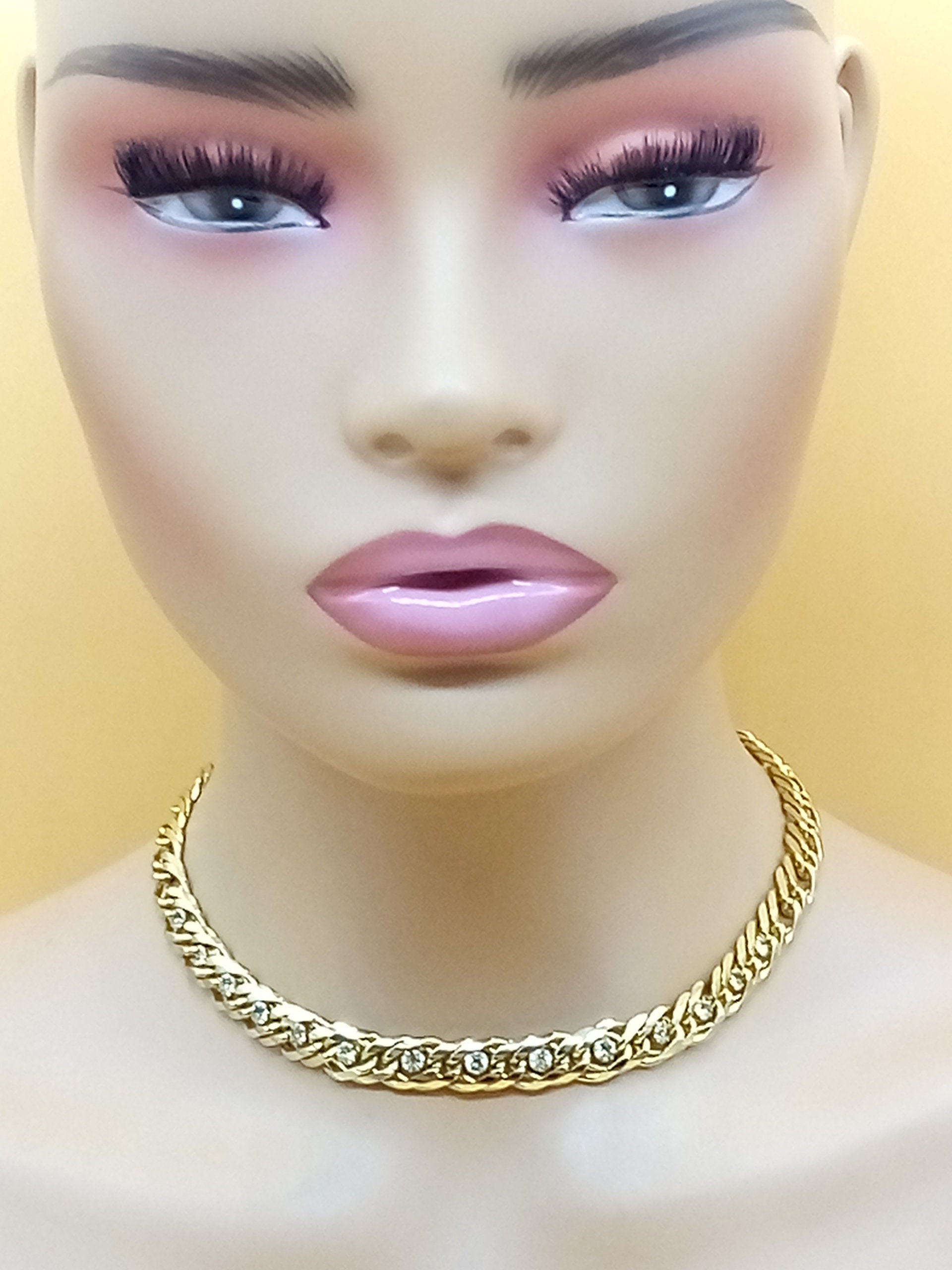 クリアなラインストーンのアクセントが付いたヴィンテージの重厚な