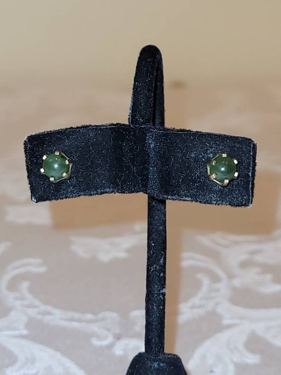 Vintage 14k yellow gold green stone post earrings - image 1