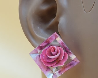 Vintage Lucite reverse carved pink rose screw back earrings