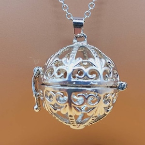 Colgante de aceite esencial en tono plateado