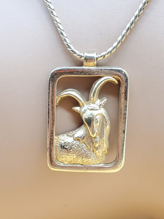 vintage Avon gold tone Aries Ram pendant necklace