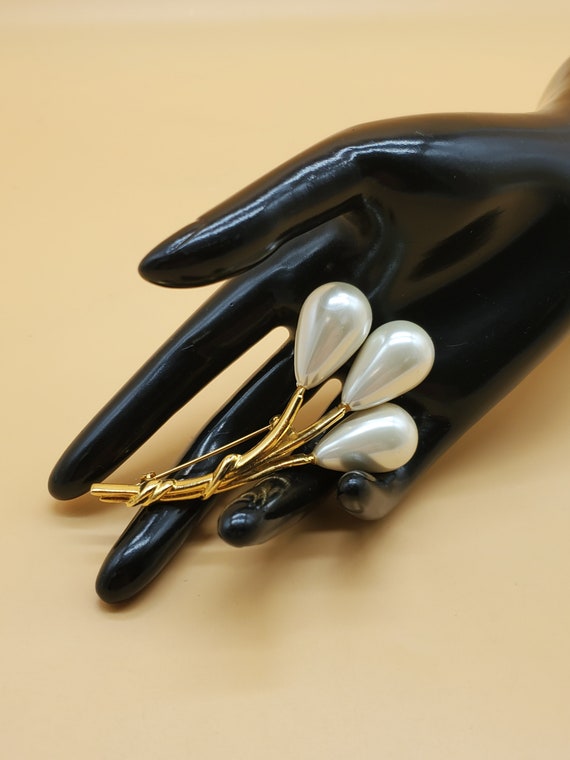 vintage faux pearl balloon top brooch