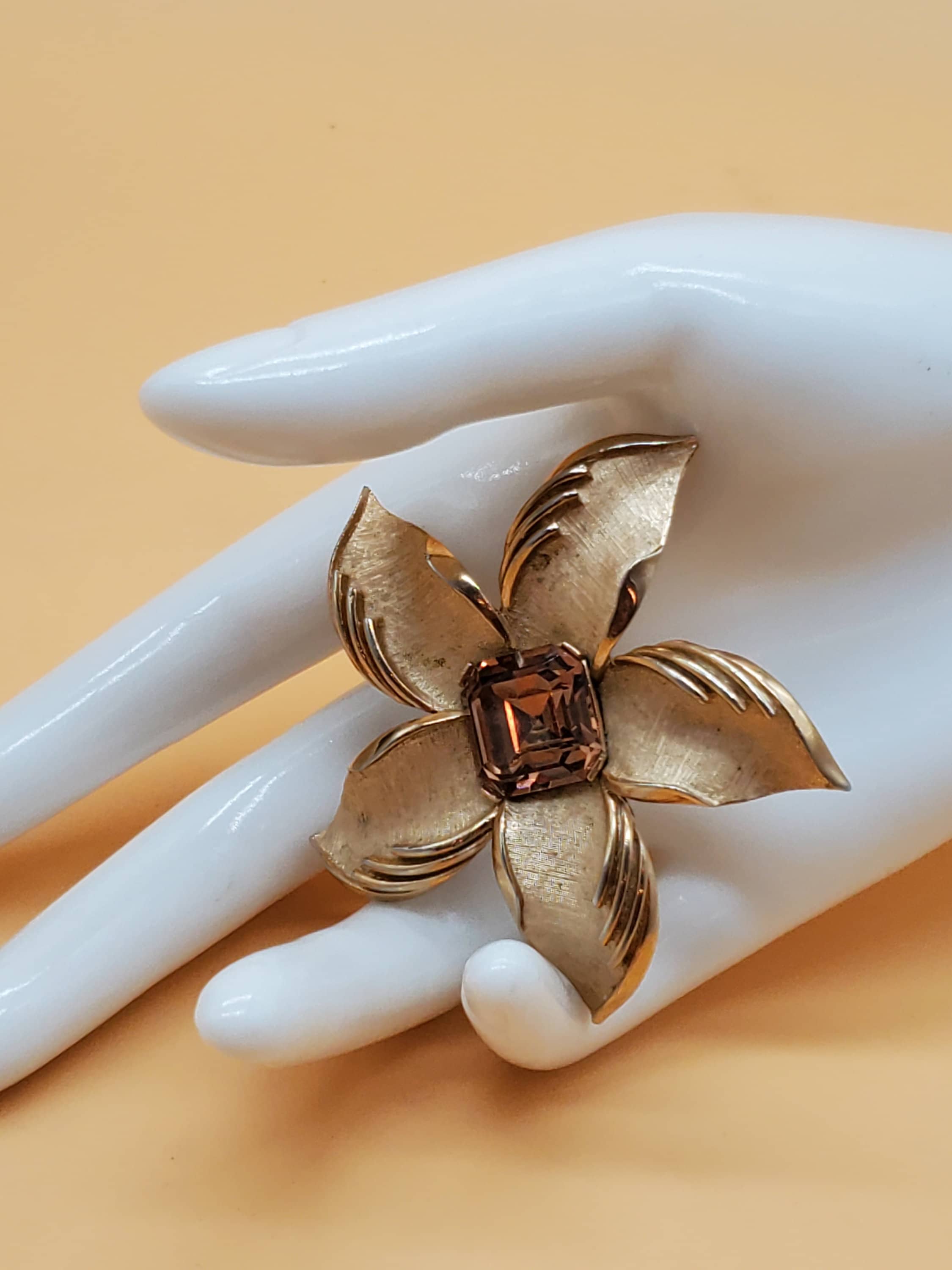 Trifari flower brooch - Etsy 日本 Trifari flower brooch - Etsy 日本