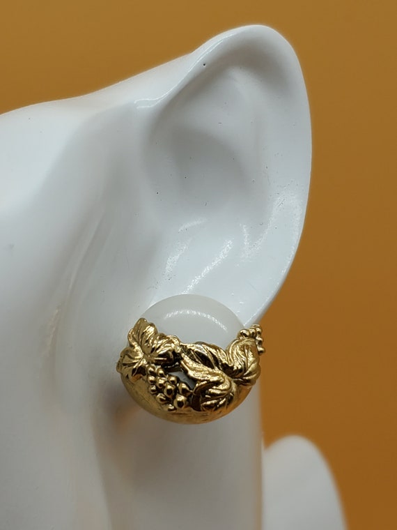 Vintage white glass gold grape cluster earrings - image 6