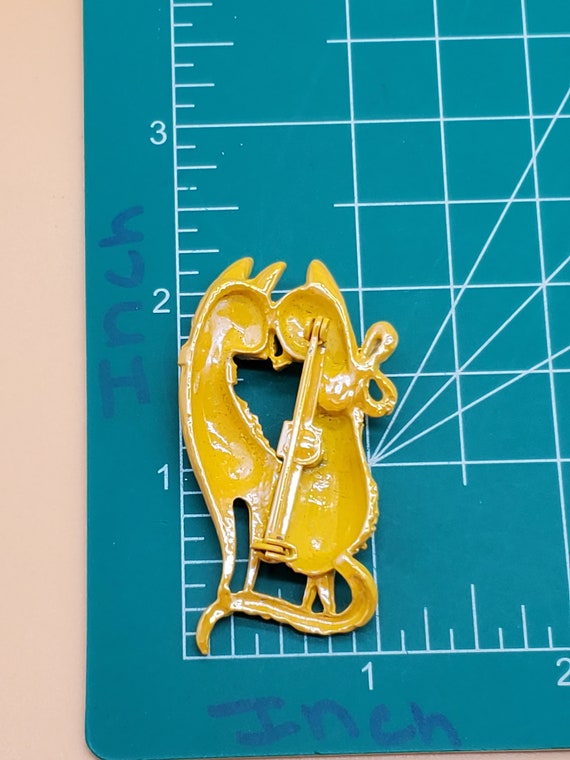 Vintage yellow iridescent love cats brooch - image 10