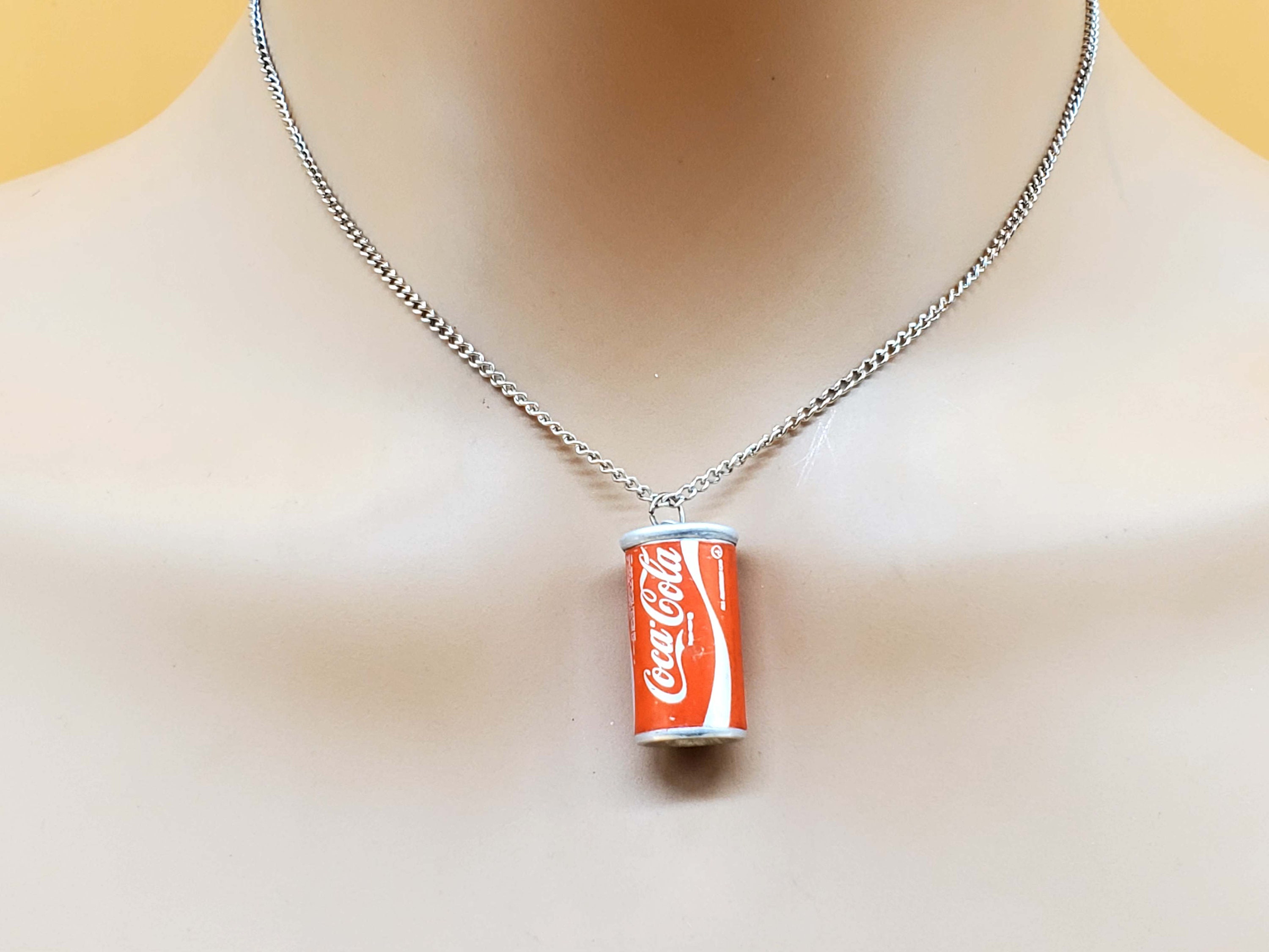 ヴィンテージのミニチュアアルミ製コカ・コーラ缶チャームペンダント