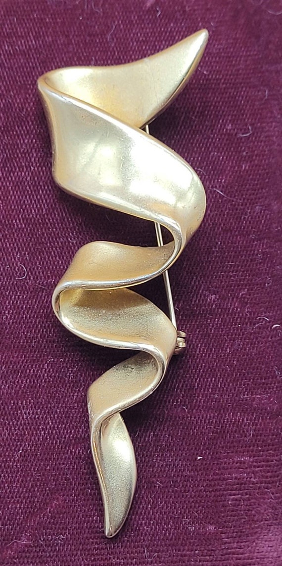 Vintage M. Jent matte gold tone swirl ribbon brooc