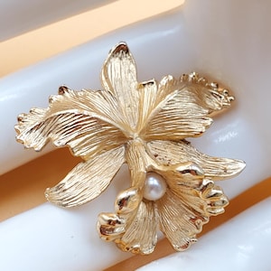 vintage 1960's Napier small gold tone faux pearl Orchid brooch pin