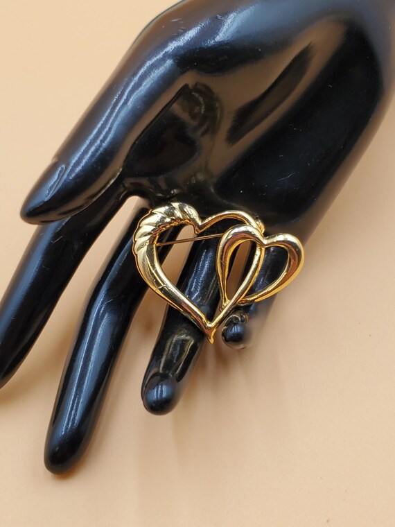 Vintage gold tone double interlocking hearts broo… - image 4