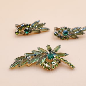 vintage Juliana style green rhinestone brooch with matching clip on earrings set