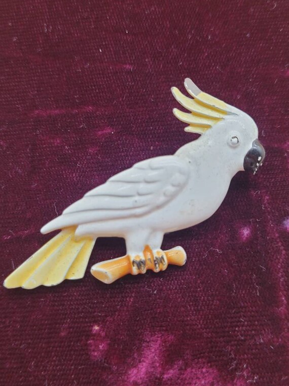 Vintage enamel painted Cockatoo parrot bird brooch