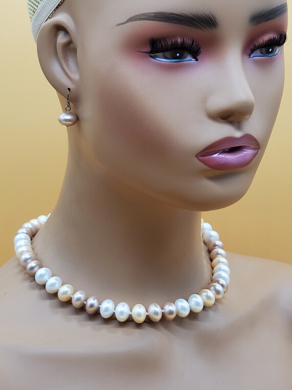 Vintage warm pastel faux button pearl necklace wi… - image 1