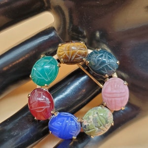 Vintage Roni 12kgf carved quartz scarab beetle round brooch pin