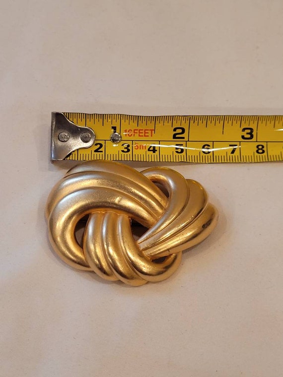 Vintage Erwin Pearl matte gold tone swirl pretzel brooch View 2