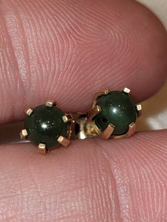 Vintage 14k yellow gold green stone post earrings - image 5