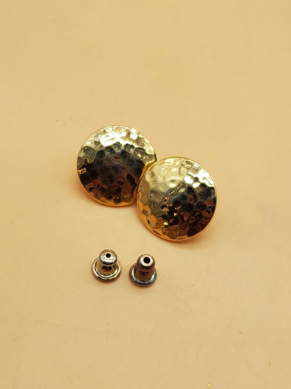 Vintage gold tone hammered disc pierced earrings - image 7